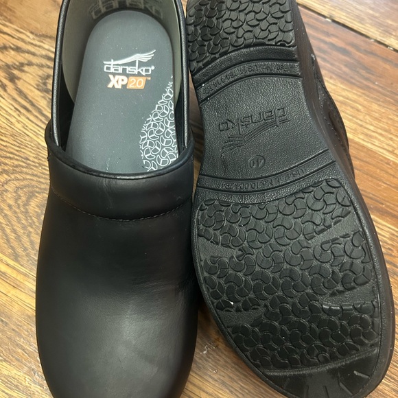 Dansko XP 2.0 Black Leather Clogs - Picture 3 of 3